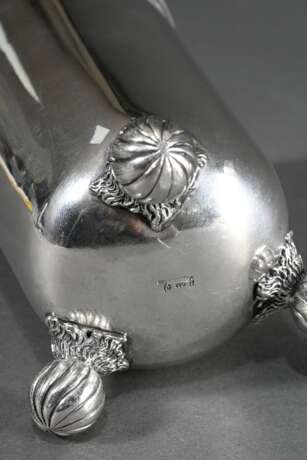 Wilhelminischer Kugelfußbecher in schlichter Façon auf drei Feuerkugeln (Bomben), Modell für Regimentsgeschenke, um 1900, MZ: Gebr. Friedländer, Berlin, Silber 800, 337g, H. 14,4cm, leichte Druckstelle - photo 2
