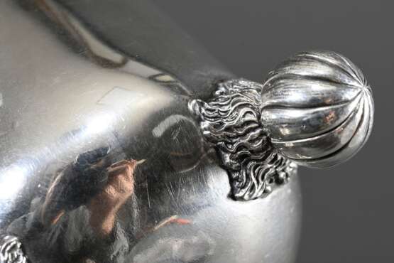Wilhelminischer Kugelfußbecher in schlichter Façon auf drei Feuerkugeln (Bomben), Modell für Regimentsgeschenke, um 1900, MZ: Gebr. Friedländer, Berlin, Silber 800, 337g, H. 14,4cm, leichte Druckstelle - photo 5