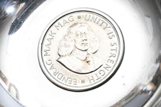 2 Diverse Schälchen mit Münzen: "Zuid Africa 1962" und "10 Mark, Friedrich August von Sachsen, 1822" im Boden, Silber 925, 213g, Ø 10,5cm, Druckstellen - photo 3