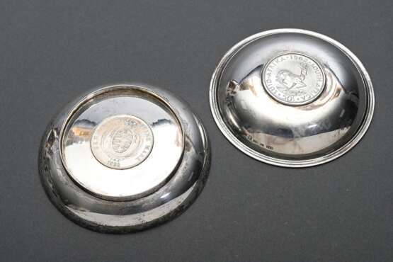 2 Diverse Schälchen mit Münzen: "Zuid Africa 1962" und "10 Mark, Friedrich August von Sachsen, 1822" im Boden, Silber 925, 213g, Ø 10,5cm, Druckstellen - photo 4