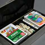 Englischer Spielkasten mit Karten, Stiften mit Spielfarben und Spielchips, Silber 925, innen Leder, 5,5x20x10cm, Gebrauchsspuren - photo 2