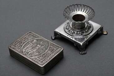 2 Diverse Teile französisches Silber, 19.Jh.: Tabatiere mit klassizistischem Motiv auf dem Deckel (1,5x6,5x4,3cm) und Miniaturleuchter auf Tatzenfüßen (H. 4cm), Punzen verschlagen, Silber innen vergoldet, zus. 107g