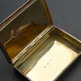 2 Diverse Teile französisches Silber, 19.Jh.: Tabatiere mit klassizistischem Motiv auf dem Deckel (1,5x6,5x4,3cm) und Miniaturleuchter auf Tatzenfüßen (H. 4cm), Punzen verschlagen, Silber innen vergoldet, zus. 107g - Foto 4