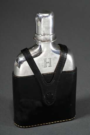 Flachmann mit kleinem Becher- und Korkenverschluss sowie schwarzer Lederhülle mit Monogramm "H" Silber 800, 181g, H. 17cm - photo 1