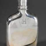 Flachmann mit kleinem Becher- und Korkenverschluss sowie schwarzer Lederhülle mit Monogramm "H" Silber 800, 181g, H. 17cm - photo 3