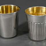 2 Diverse Becher mit Rillendekor und gravierter Borte, Silber 925, innen vergoldet, 87g, H. 6/6,2cm - photo 1