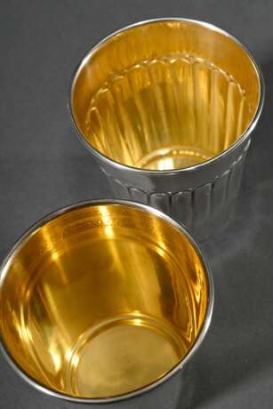 2 Diverse Becher mit Rillendekor und gravierter Borte, Silber 925, innen vergoldet, 87g, H. 6/6,2cm - photo 2