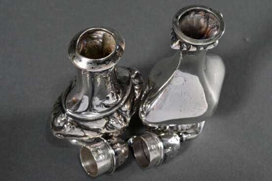 2 Diverse Streuer in Balusterform auf rautenförmiger Basis (MZ: William Adams Ltd, Birmingham 1913), Silber 925, 81g, H. 9,5/10,5cm, Druckstellen - фото 4