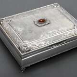 Midcentury Deckeldose in eckiger Form auf Füßchen mit ornamentalem Gravurdekor und aufgesetztem Karneol Cabochon im mattierten Deckel, G. Guanziroli / Como, Silber 800, 577g, 6,7x16,5x12,7cm - Foto 1
