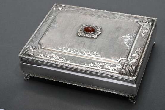 Midcentury Deckeldose in eckiger Form auf Füßchen mit ornamentalem Gravurdekor und aufgesetztem Karneol Cabochon im mattierten Deckel, G. Guanziroli / Como, Silber 800, 577g, 6,7x16,5x12,7cm - Foto 2