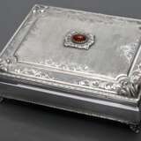 Midcentury Deckeldose in eckiger Form auf Füßchen mit ornamentalem Gravurdekor und aufgesetztem Karneol Cabochon im mattierten Deckel, G. Guanziroli / Como, Silber 800, 577g, 6,7x16,5x12,7cm - Foto 2