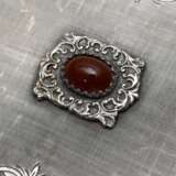 Midcentury Deckeldose in eckiger Form auf Füßchen mit ornamentalem Gravurdekor und aufgesetztem Karneol Cabochon im mattierten Deckel, G. Guanziroli / Como, Silber 800, 577g, 6,7x16,5x12,7cm - Foto 3
