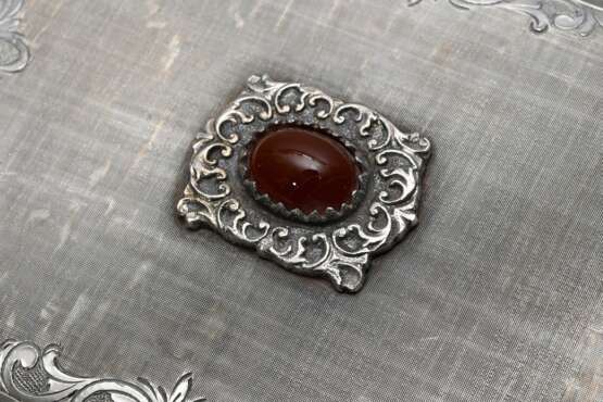 Midcentury Deckeldose in eckiger Form auf Füßchen mit ornamentalem Gravurdekor und aufgesetztem Karneol Cabochon im mattierten Deckel, G. Guanziroli / Como, Silber 800, 577g, 6,7x16,5x12,7cm - Foto 3