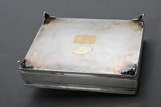 Midcentury Deckeldose in eckiger Form auf Füßchen mit ornamentalem Gravurdekor und aufgesetztem Karneol Cabochon im mattierten Deckel, G. Guanziroli / Como, Silber 800, 577g, 6,7x16,5x12,7cm - Foto 4