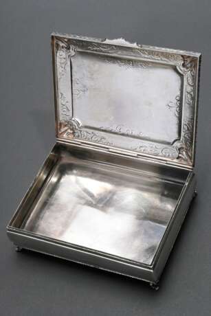 Midcentury Deckeldose in eckiger Form auf Füßchen mit ornamentalem Gravurdekor und aufgesetztem Karneol Cabochon im mattierten Deckel, G. Guanziroli / Como, Silber 800, 577g, 6,7x16,5x12,7cm - Foto 6