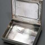 Midcentury Deckeldose in eckiger Form auf Füßchen mit ornamentalem Gravurdekor und aufgesetztem Karneol Cabochon im mattierten Deckel, G. Guanziroli / Como, Silber 800, 577g, 6,7x16,5x12,7cm - Foto 6