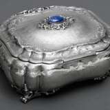 Opulente Dose auf geschweiften Füßchen mit guillochierter Wandung unter gewölbtem Scharnierdeckel, florale Gravur und Lapislazuli Cabochon, MZ: FC MI, Italien 20.Jh., Silber 800, innen vergoldet, 1164g, 8,5x18x14,5cm - Foto 1