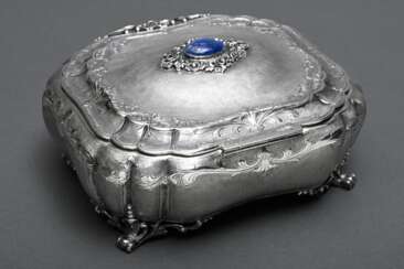 Opulente Dose auf geschweiften Füßchen mit guillochierter Wandung unter gewölbtem Scharnierdeckel, florale Gravur und Lapislazuli Cabochon, MZ: FC MI, Italien 20.Jh., Silber 800, innen vergoldet, 1164g, 8,5x18x14,5cm