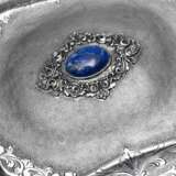 Opulente Dose auf geschweiften Füßchen mit guillochierter Wandung unter gewölbtem Scharnierdeckel, florale Gravur und Lapislazuli Cabochon, MZ: FC MI, Italien 20.Jh., Silber 800, innen vergoldet, 1164g, 8,5x18x14,5cm - Foto 3