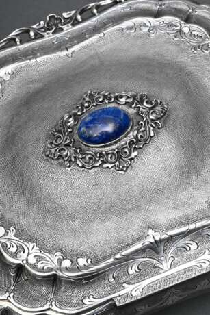 Opulente Dose auf geschweiften Füßchen mit guillochierter Wandung unter gewölbtem Scharnierdeckel, florale Gravur und Lapislazuli Cabochon, MZ: FC MI, Italien 20.Jh., Silber 800, innen vergoldet, 1164g, 8,5x18x14,5cm - Foto 3