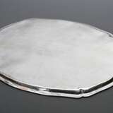 Ovales Tablett mit floralen Handhaben, Spiegel graviert, dat. 1926, Handarbeit, Weißhaupt / München, Silber 800, 2350g, 64x45cm - photo 4