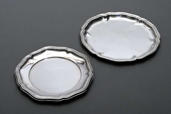 2 Diverse Teller oder Untersetzer mit Chippendale Rand, 1x graviertes Monogramm "OH", Silber 800/835, 391g, Ø 17/19,5cm - photo 1
