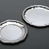 2 Diverse Teller oder Untersetzer mit Chippendale Rand, 1x graviertes Monogramm "OH", Silber 800/835, 391g, Ø 17/19,5cm - photo 1
