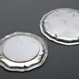 2 Diverse Teller oder Untersetzer mit Chippendale Rand, 1x graviertes Monogramm "OH", Silber 800/835, 391g, Ø 17/19,5cm - photo 2