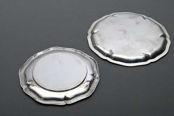 2 Diverse Teller oder Untersetzer mit Chippendale Rand, 1x graviertes Monogramm "OH", Silber 800/835, 391g, Ø 17/19,5cm - photo 2