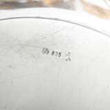 2 Diverse Teller oder Untersetzer mit Chippendale Rand, 1x graviertes Monogramm "OH", Silber 800/835, 391g, Ø 17/19,5cm - photo 3