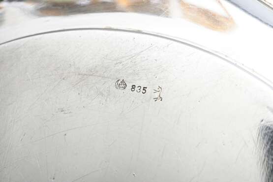2 Diverse Teller oder Untersetzer mit Chippendale Rand, 1x graviertes Monogramm "OH", Silber 800/835, 391g, Ø 17/19,5cm - photo 3