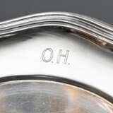 2 Diverse Teller oder Untersetzer mit Chippendale Rand, 1x graviertes Monogramm "OH", Silber 800/835, 391g, Ø 17/19,5cm - photo 4