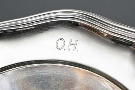 2 Diverse Teller oder Untersetzer mit Chippendale Rand, 1x graviertes Monogramm "OH", Silber 800/835, 391g, Ø 17/19,5cm - photo 4