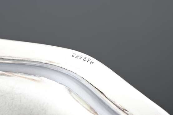 2 Diverse Teller oder Untersetzer mit Chippendale Rand, 1x graviertes Monogramm "OH", Silber 800/835, 391g, Ø 17/19,5cm - photo 6