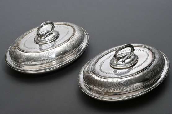 Paar ovale versilberte Gemüse Dishes mit Bajonettgriffen und floraler Gravurdekoration, Boden mit Registry Mark vom 25.6.1874, 22x9,5cm - photo 1