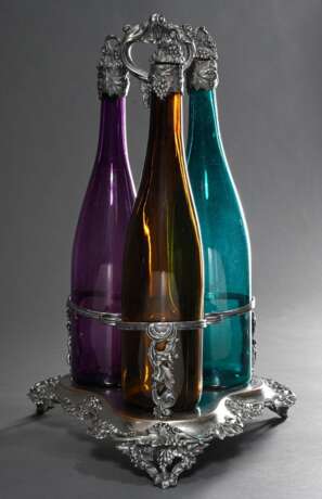 Versilberte Menage mit halbplastischem Weinranken und -trauben Dekor sowie 3 farbigen Weinflaschen in violett, grün und gelb mit versilberten Korken und Hälsen, wohl England 2. Hälfte 19.Jh., H. 41,2cm, durchgeputzt, gel… - photo 1