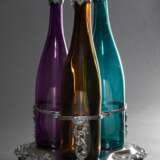 Versilberte Menage mit halbplastischem Weinranken und -trauben Dekor sowie 3 farbigen Weinflaschen in violett, grün und gelb mit versilberten Korken und Hälsen, wohl England 2. Hälfte 19.Jh., H. 41,2cm, durchgeputzt, gel… - photo 1