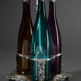 Versilberte Menage mit halbplastischem Weinranken und -trauben Dekor sowie 3 farbigen Weinflaschen in violett, grün und gelb mit versilberten Korken und Hälsen, wohl England 2. Hälfte 19.Jh., H. 41,2cm, durchgeputzt, gel… - photo 2