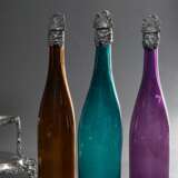 Versilberte Menage mit halbplastischem Weinranken und -trauben Dekor sowie 3 farbigen Weinflaschen in violett, grün und gelb mit versilberten Korken und Hälsen, wohl England 2. Hälfte 19.Jh., H. 41,2cm, durchgeputzt, gel… - photo 4