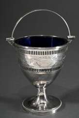 Kleiner versilberter Aufsatzkorb mit Gitterdurchbruch und Brightcut Gravur sowie blauem Glaseinsatz, England 19.Jh., H. 10,5cm