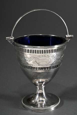 Kleiner versilberter Aufsatzkorb mit Gitterdurchbruch und Brightcut Gravur sowie blauem Glaseinsatz, England 19.Jh., H. 10,5cm - photo 1