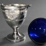 Kleiner versilberter Aufsatzkorb mit Gitterdurchbruch und Brightcut Gravur sowie blauem Glaseinsatz, England 19.Jh., H. 10,5cm - photo 3