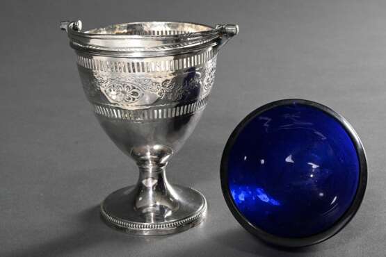Kleiner versilberter Aufsatzkorb mit Gitterdurchbruch und Brightcut Gravur sowie blauem Glaseinsatz, England 19.Jh., H. 10,5cm - photo 3