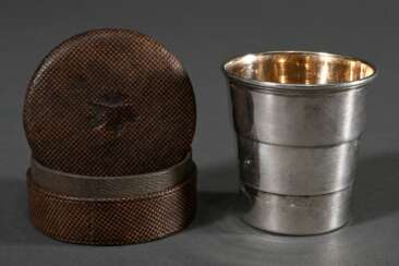 Versilberter Reise-Faltbecher aus drei Elementen in Leder Etui, um 1900, Ø 6,5cm
