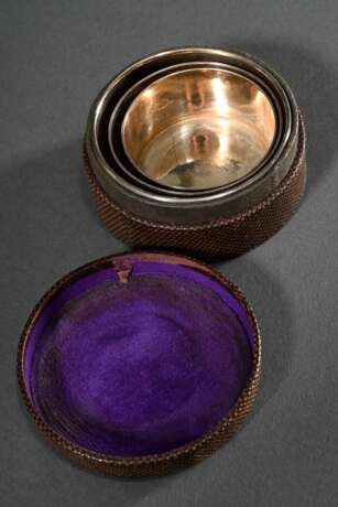 Versilberter Reise-Faltbecher aus drei Elementen in Leder Etui, um 1900, Ø 6,5cm - photo 2