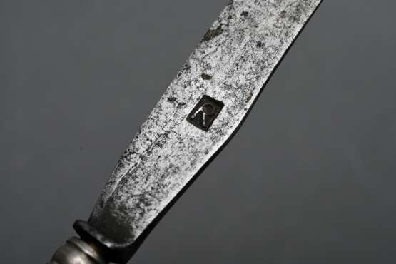 Punziertes Lederetui mit Reisebesteck aus Löffel mit punktierter Widmung "F:G:Wallters:1773:" (32g) sowie Messer und Spieß mit fein durchbrochenen zylindrischen Griffen "Mann und Frau in floralem Dekor&quo… - photo 4