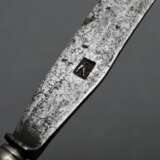 Punziertes Lederetui mit Reisebesteck aus Löffel mit punktierter Widmung "F:G:Wallters:1773:" (32g) sowie Messer und Spieß mit fein durchbrochenen zylindrischen Griffen "Mann und Frau in floralem Dekor&quo… - photo 4