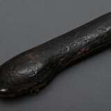 Punziertes Lederetui mit Reisebesteck aus Löffel mit punktierter Widmung "F:G:Wallters:1773:" (32g) sowie Messer und Spieß mit fein durchbrochenen zylindrischen Griffen "Mann und Frau in floralem Dekor&quo… - photo 6