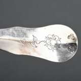 Möllner Löffel mit floraler Gravur und Widmung "Junver C.E. Grosshopen 1789", MZ: Hermann Friedrich Scheuenvogel (1742-1816), Silber 12 Lot, 58g, L. 22,6cm, Altersspuren, Vgl.: Scheffler, Goldschmiede Mittel- u… - photo 4