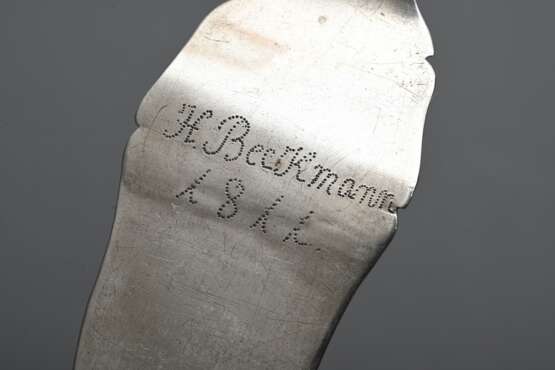 2 Diverse Altonaer Löffel mit floraler Gravur sowie Widmung "H. Beckmann 1811/H.C.G. Schröder 1785", MZ: Friedrich Adam Löwenhagen II (1742-1812) und Friedrich Löwenhagen (1789-1848), um 1785-1810, Silber, 145g… - photo 4